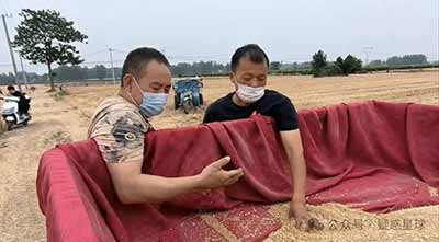《焦点访谈》能曝光一些如台账造假、数据虚报瞒报这样的违规问题,这当然是值得肯定的。只是除此之外,农业农村还有许多问题,不能以或台账或数据或报表这样的方式呈现。我爸在收麦时看着麦粒的皱眉,七十多岁的老年农民在下地手掰玉米时的叹气,种粮大户在连雨天站在田间的发愣等等,这些都应该被看到,其背后反映出的问题,都值得被重视起来。