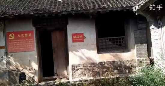 八路军的英雄形象,不是靠抹发胶、抽雪茄、走“模特步”、耍酷耍狠、搞军阀作风搞起来的,而是靠英勇抗战、团结民众、艰苦奋斗建立起来的。
