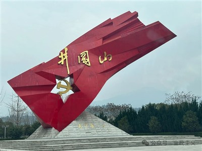 既得利益阶群的飞扬跋扈,不论是居高临下指点群众,还是趾高气扬拒绝批评,亦或是私有制下慕强与拜金共同催生反动抱团与圈子文化,本质都是权力运行秩序发生质变后,诸领域的资本主义生产关系所催生的产物。