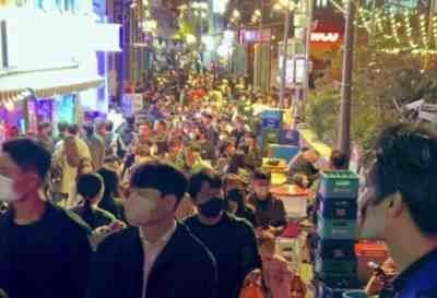 韩国梨泰院踩踏悲剧,根源在30年前的一家美国超市?