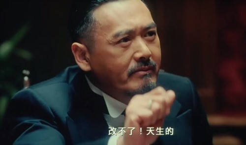 看电影、看小说、看动画片、看购物广告才是“洗脑”，资本主义的洗脑，高级就高级在它是和人类本能的欲望结合在一起的，人类追求享乐、美色、金钱，这些都是本能的欲望，资本主义牛逼就牛逼在它把“欲望”包装成了“理想”，把“兽性”包装成了“人性”。