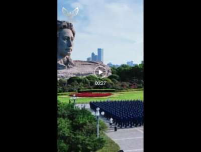 毛主席纪念堂恢复开放，队伍一眼看不到头，军民群众高喊他是对的