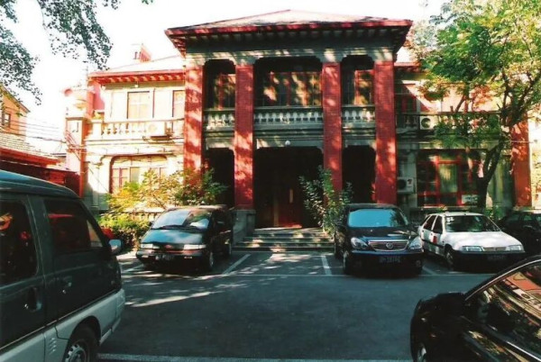 她控诉陈丽华 20 多年，祖宅被拆、官司屡败，这位蓝眼睛北京人，比女首富更该被铭记