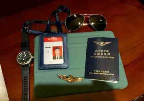 很显然,这个四川航空的飞行员阿英嘎的美化侵华日军大屠杀、散布“汉人该杀”这些言论,不仅仅是道德问题,而是涉嫌违法犯罪问题。这种人驾驶干系几百人生命安全的民航客机,当然是一种重大危险。