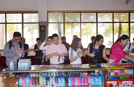 “河南食品安全消费体察行”活动走进南街村