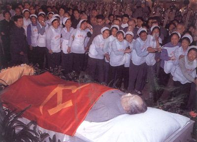 天长地久无衰绝，君却去，何悲切！有泪如倾万众咽：“逝翁安在？”青天苍海，只有云和月。