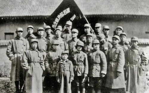 首先,作家要“深入生活”,通过“深入生活”的方式,达到自我改造,与群众结合,成为革命需要的新作家的目的。而在以作家或艺术家的身份“深入生活”的过程中,不能以外来者的身份,置身于群众的生活和利益之外,而应该担任具体的工作,卷入群众的生活中。