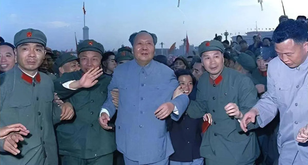 我们在现实的毒打中，终于读懂了那个老人的苦心。我们发现，他当年反对的，正是我们今天深恶痛绝的;他当年提倡的，正是我们今天梦寐以求的。