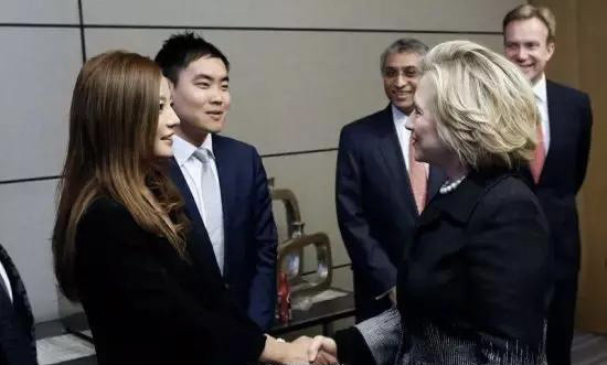 更不要提那一堆“国际救援组织”,哪一个不是假救援、真敛财?非洲的疟疾、美国的飓风、澳洲的山火、日本的核灾、南美的疫情——哪家“国际救援组织”发挥作用了?对着镜头声泪俱下地作秀喊口号倒是一个顶十个。