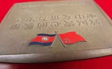 正是因为有了日本“全船检疫不靠岸”的对照，柬埔寨经过核查后，允许船上人员自由活动才显示出有情有义的光辉。