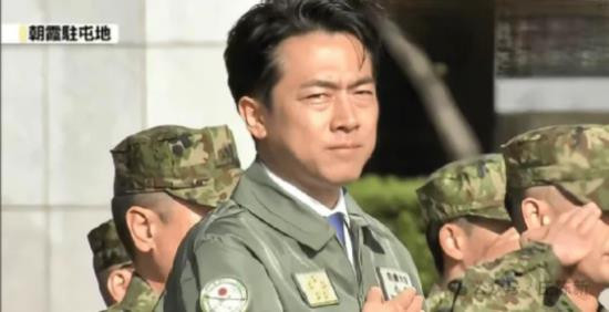 那么，普京此举难道就单单是针对日本，冲着俄日争议领土而来的吗？其实，普京登岛，俄罗斯还有更深的考量，对美国对北约不无敲打之意威慑之用。