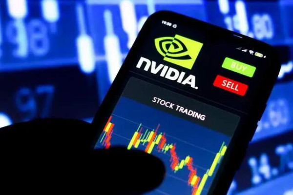持有股票的打工仔本质上仍是劳动者而非资本家，因为阶级划分的关键在于是否通过资本剥削他人谋生，而不在于是否拥有少量资本符号。