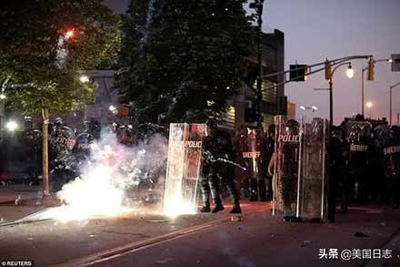 让我们重温上世纪六十年代毛泽东主席支持美国黑人抗暴斗争的声明，认清本质，坚定决心，鼓舞斗志，行动起来，给予美国人民反抗种族歧视的正义斗争以强大的声援！