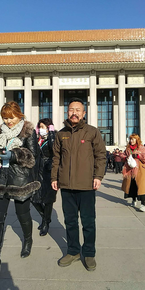 党员李界境连续28载第56次瞻仰毛主席遗容