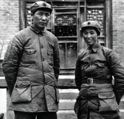 很明显,毛主席是不想让她们的养父母为难。 作为父亲,自己有寄养在老乡家的儿女不找、不认,是狠心吗? 不,这样的父亲,恰恰是人世间无与伦比的大爱。