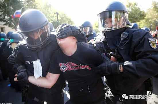 欧洲各国怎么都开始反口罩反疫苗游行？！这画面，整个欧洲大陆都疯了！