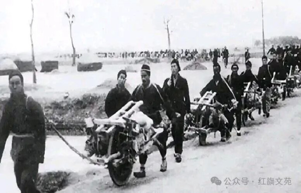 站在人民之上，把人民踩在脚下，践踏人民利益和尊严，人民岂能不反它。站在人民之中，坚持人民至上，坚持人民利益高于一切，坚持为人民服务，人民又怎会不帮她。