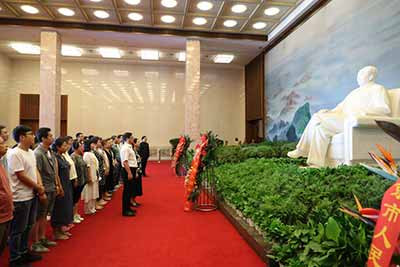 中国美术家协会赴纪念堂瞻仰毛主席！