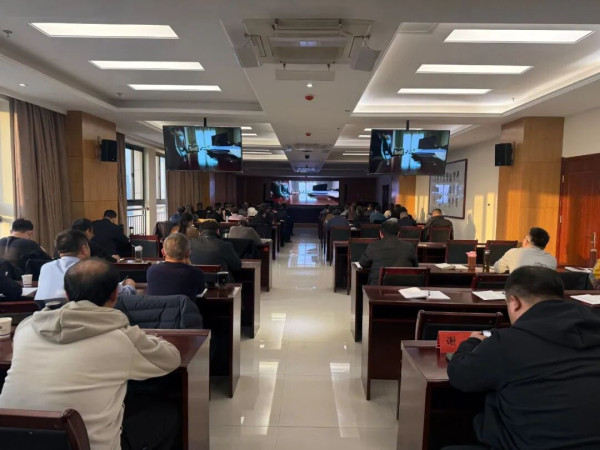杨有林案真正值得警示的是:为什么公众监督、舆论监督难以持续,难以有力?如何让公众监督有力,让舆论监督持续?如何让贪腐从一个群体的内部游戏,变成全体民众和制度所围剿的公敌?