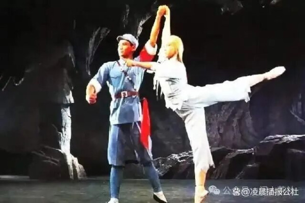 在中国文艺史上,有一个绕不过去的话题:样板戏。从《红灯记》到《智取威虎山》,从《沙家浜》到《红色娘子军》,这些诞生于半个多世纪前的作品,至今仍在舞台上常演不衰,许多唱段早已成为中国人集体记忆中的文化基因。“临行喝妈一碗酒,浑身是胆雄赳赳”“这个女人不寻常”……这些旋律一响,无数人便能脱口而出。样板戏何以具有如此持久的生命力?答案,就藏在毛主席那一句掷地有声的追问中:“我们的文艺是为什么人的?”