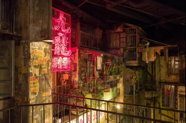 报告称，香港将在面积达300平方公里的都会区新建住房92万套，满足容纳250万人的住房需求，另外还要新建33万套公租房，给低收入人群解决住房问题。