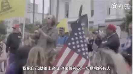 马斯克们的如意算盘是不惜一切代价地复工。 这个“代价”就是得不到检测的美国民众,有病不敢治的中下层民众,是那些高喊“还我自由”却默默死去的普通民众,是堆满一地无人认领的尸体,是普通的卡车周围,尸水四溢的恐怖景象
