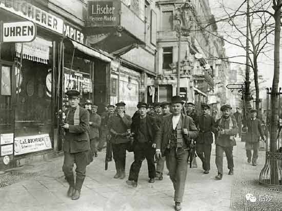 1918年底， 美国将粮食运到鹿特丹和哥本哈根，在德国人面前晃着，但就是不运入德国。跪下、求我、满足我一切条件。
