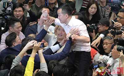 香港反对派充当港府的找茬角色并非是正常监督港府施政的行为,他们关键的是针对中央政府,是为了把香港变成独立王国。他们不仅沉醉在殖民时代,留恋被殖民时期做三等公民的旧梦,而且还甘愿做新时代西方的奴才。